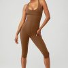 Femmes Rocheux Vetements De Detente | Airbrush Physique Onesie En Marron Cannelle, Taille : Moyen | Alo Yogaae